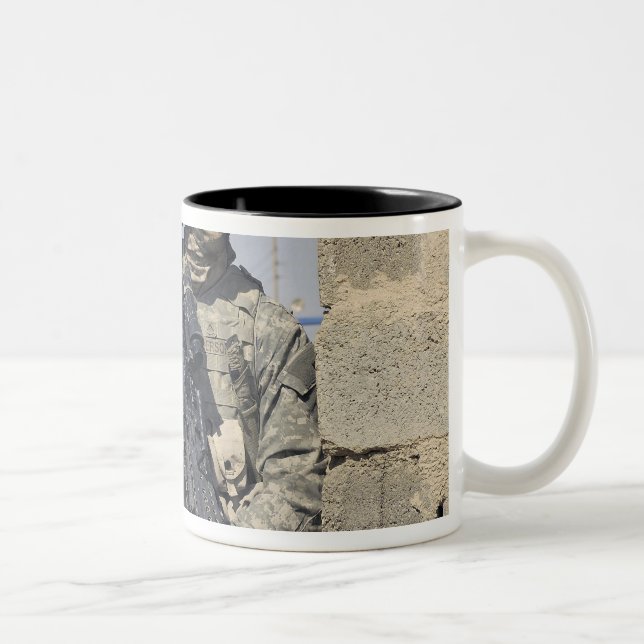 Caneca De Café Em Dois Tons Soldado armado com MK-48 (Direita)