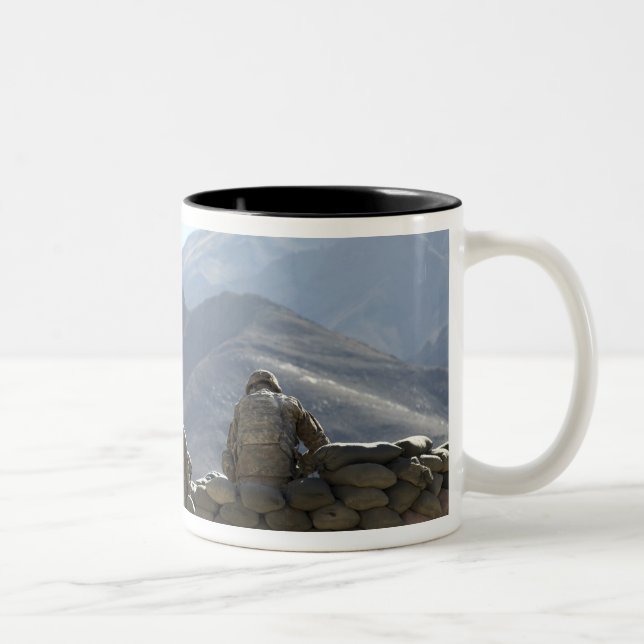 Caneca De Café Em Dois Tons soldados comandam equipamento comunicação (Direita)