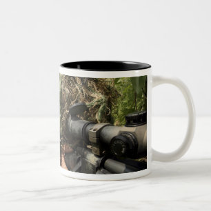 Caneca De Café Em Dois Tons Soldados vestidos em ternos do ghillie