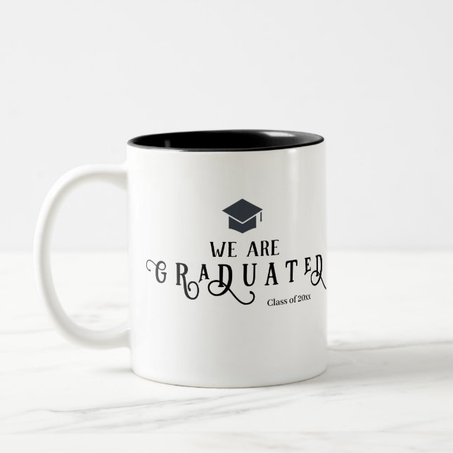 Caneca De Café Em Dois Tons Somos Graduados Em Caligrafia (Esquerda)