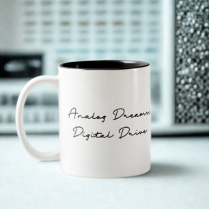 Caneca De Café Em Dois Tons Sonhos Analógicos, Unidade Digital. Citação