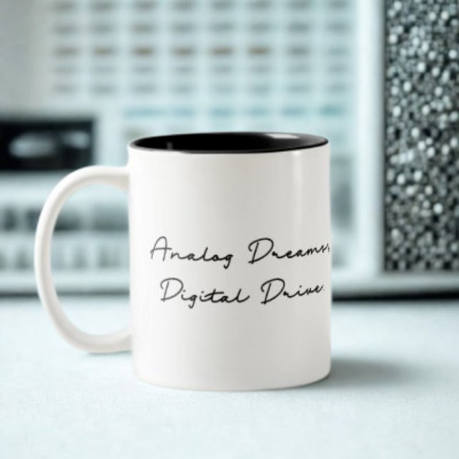 Caneca De Café Em Dois Tons Sonhos Analógicos, Unidade Digital. Citação (Criador carregado)