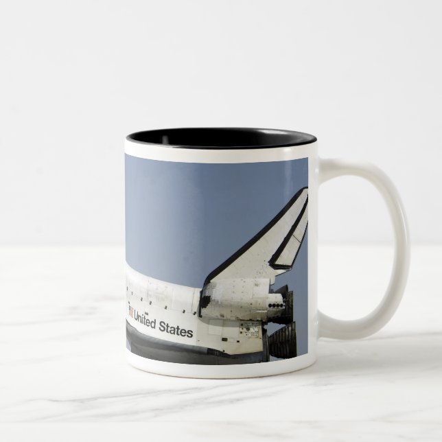 Caneca De Café Em Dois Tons Space Shuttle Atlantis se prepara para pousar (Direita)