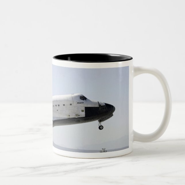 Caneca De Café Em Dois Tons Space Shuttle Atlantis se prepara para pousar 2 (Direita)