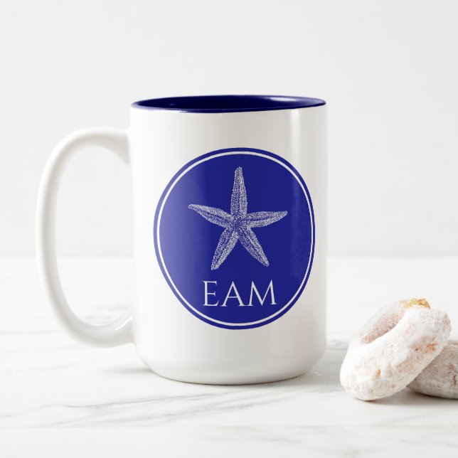 Caneca De Café Em Dois Tons Starfish branco costeiro sobre monograma azul Mari (Com Donut)