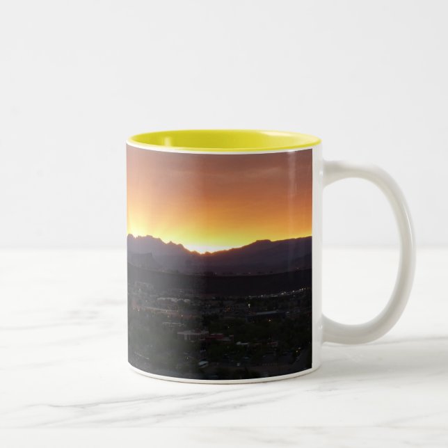 Caneca De Café Em Dois Tons Sunrise sobre Ruas. George Utah Landscape (Direita)
