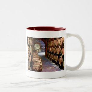 Caneca De Café Em Dois Tons Tambores de vinho na adega de vinho