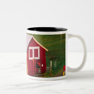 Caneca De Café Em Dois Tons Tarefas matinais na fazenda. EUA, Vermont,