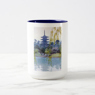 Caneca De Café Em Dois Tons Templo oriental legal do santuário do lago Yoshid