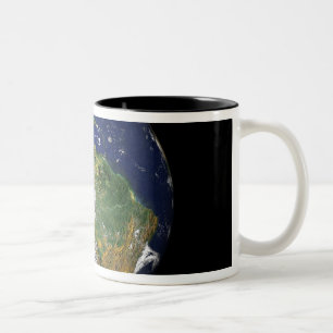 Caneca De Café Em Dois Tons Terra cheio mostrando a América do Sul