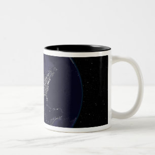 Caneca De Café Em Dois Tons Terra completa na noite que mostra as luzes 4 da
