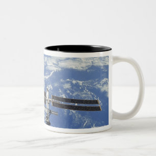 Caneca De Café Em Dois Tons Terra de órbita da estação espacial internacion