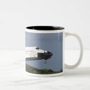 Caneca De Café Em Dois Tons Terras da descoberta do vaivém espacial na pista