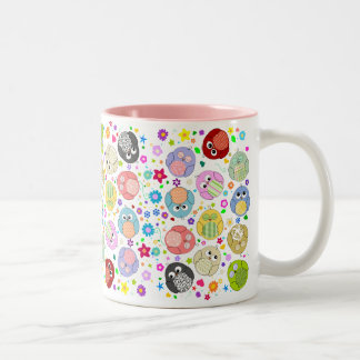 Caneca De Café Em Dois Tons Teste padrão bonito das corujas e de flores