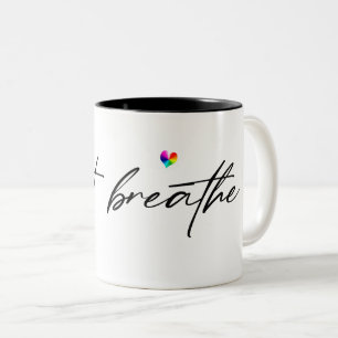 Caneca De Café Em Dois Tons texto preto "apenas respira" com coração