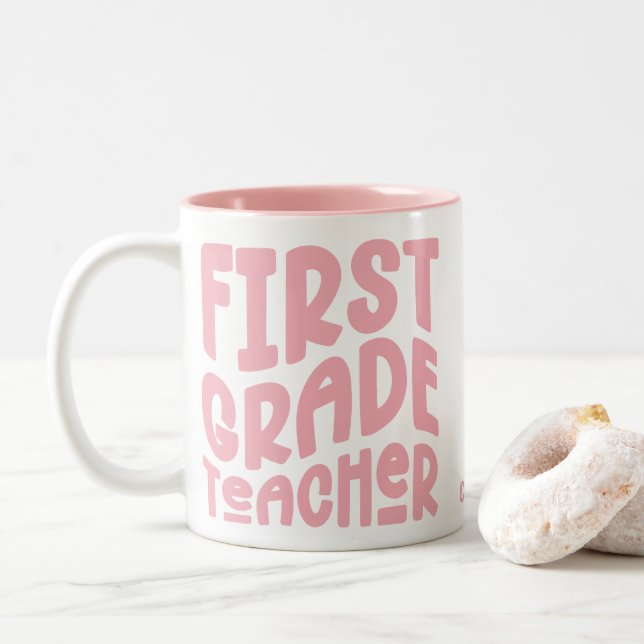 Caneca De Café Em Dois Tons Texto Rosa do Professor de Primeiro Grau (Com Donut)