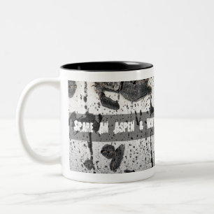 Caneca De Café Em Dois Tons Textura branca do Fim-Acima da árvore de Aspen