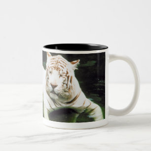 Caneca De Café Em Dois Tons Tigre branco que nada pacificamente