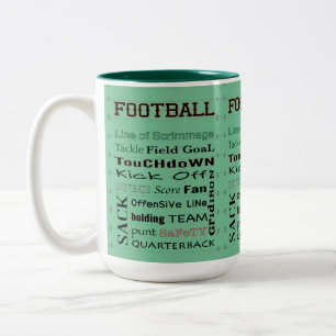 Caneca De Café Em Dois Tons Tipografia de FOOTBALL no campo de futebol