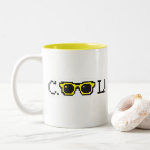 Caneca De Café Em Dois Tons Tipografia de Óculos de Sol Pixel Legal – Retro Y2