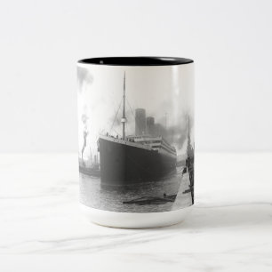 Caneca De Café Em Dois Tons Titanic nas docas de Southampton