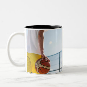 Caneca De Café Em Dois Tons Trabalho de arte de basquetebol