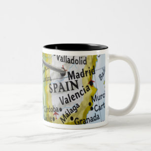 Caneca De Café Em Dois Tons Trace o pino colocado em Madrid, espanha no mapa,
