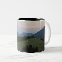 Caneca De Café Em Dois Tons Traços através das montanhas