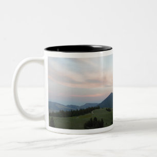 Caneca De Café Em Dois Tons Traços através das montanhas