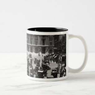 Caneca De Café Em Dois Tons Tráfego na frente do teatro da ópera de Paris