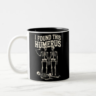 Caneca De Café Em Dois Tons Traje engraçado de esqueleto de Halloween que eu e
