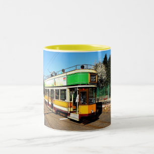 Caneca De Café Em Dois Tons Tram na estação Colyton
