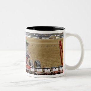 Caneca De Café Em Dois Tons Trator puxando uma plantadeira de sementes de milh