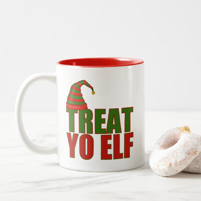 Caneca De Café Em Dois Tons Treat Yo Elf | Engraçado Cama de Natal (Com Donut)