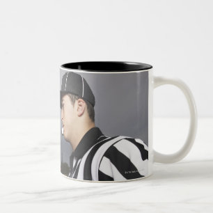 Caneca De Café Em Dois Tons Treinador que grita no árbitro