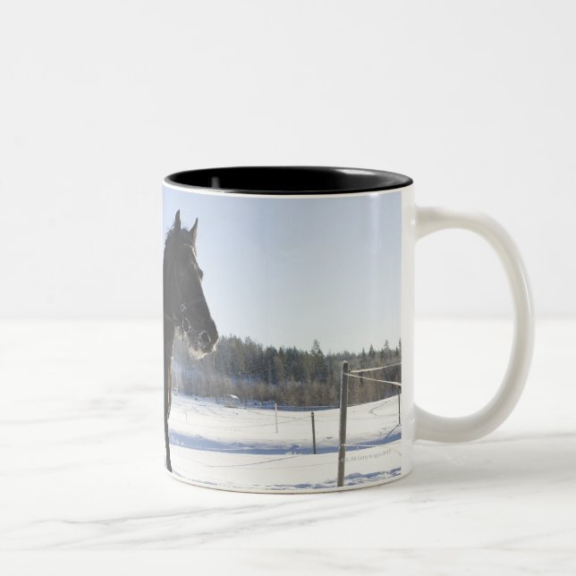 Caneca De Café Em Dois Tons Treinamento dos cavalos em uma paisagem invernal, (Direita)
