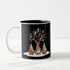 Caneca De Café Em Dois Tons Três Gnomos Nórdicos E Sua Árvore De Natal