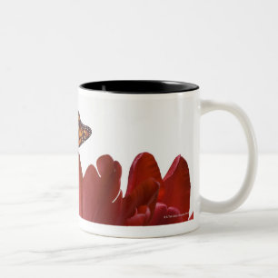 Caneca De Café Em Dois Tons Três tulipas vermelhas e uma borboleta de monarca
