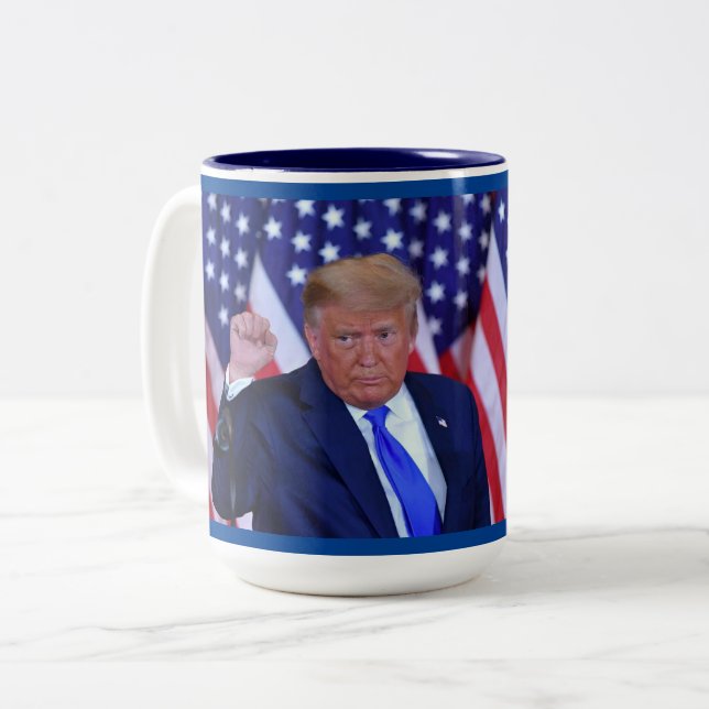 Caneca De Café Em Dois Tons Trump 2024 - Retomar a América (Frente Esquerda)