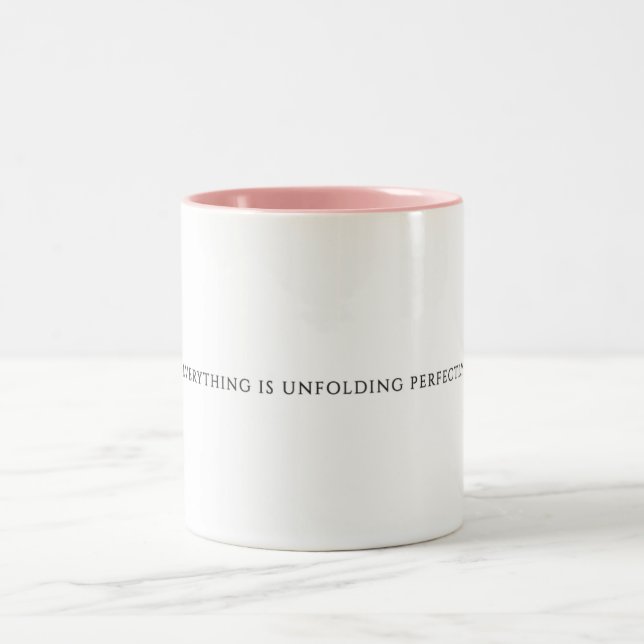 Caneca De Café Em Dois Tons Tudo está se desenrolando perfeitamente - (Centro)