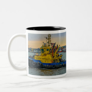 Caneca De Café Em Dois Tons Tugboat navegando no rio, montevideo, uruguai