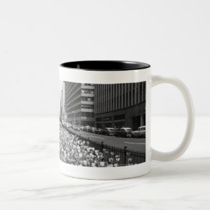 Caneca De Café Em Dois Tons Tulipas no meio da rua da cidade