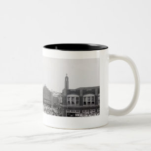 Caneca De Café Em Dois Tons Turistas do recurso no esplanade