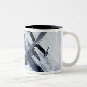 Caneca De Café Em Dois Tons Um agressor F-16 senta-se na posição do contato