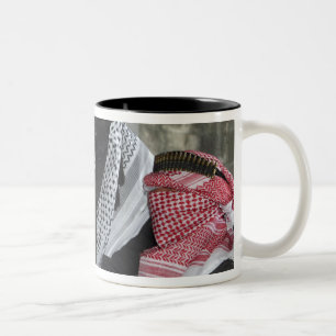 Caneca De Café Em Dois Tons Um agressor inimigo do papel-playing arma um