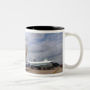 Caneca De Café Em Dois Tons Um avião da junção de rebite de RC-135V/W