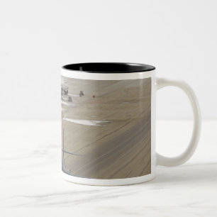 Caneca De Café Em Dois Tons Um B-1B Lancer chega na base da Força Aérea de Eie