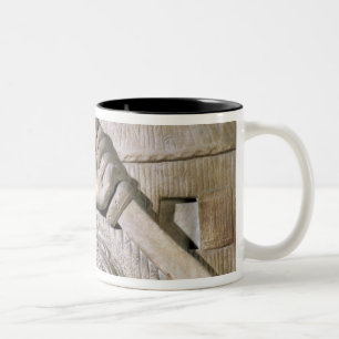 Caneca De Café Em Dois Tons Um bárbaro que luta um legionary romano