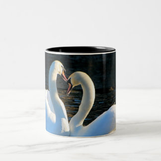 Caneca De Café Em Dois Tons Um beijo do coração da cisne, reflexões do amor
