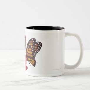 Caneca De Café Em Dois Tons um buquê de tulipas vermelhas é visitado por um